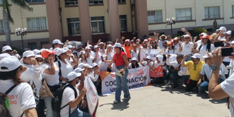 Arnulfo y maestros paristas rompen vallas y se asientan en plaza y escalinatas del Palacio de Gobierno