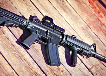 La detienen con rifles de alto poder  en Texas