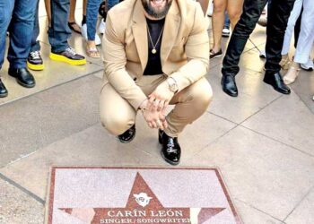 Carín León devela estrella en el Paseo de la Fama