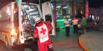 Motociclista se estrella contra auto en crucero del 17 y Matamoros