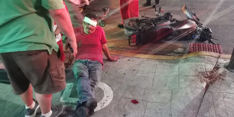 Motociclista se estrella contra auto en crucero del 17 y Matamoros
