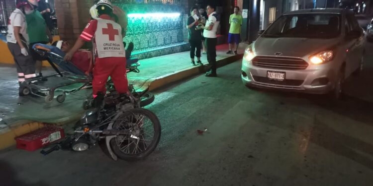 Motociclista se estrella contra auto en crucero del 17 y Matamoros