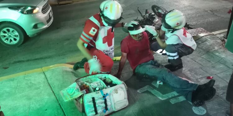 Motociclista se estrella contra auto en crucero del 17 y Matamoros