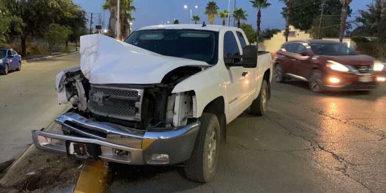 Cafre derriba con su camioneta palmera en la Avenida José Sulaimán