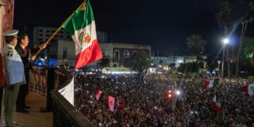 Preside Alcalde Mario López ceremonia del Grito de Independencia; miles reafirman amor por México