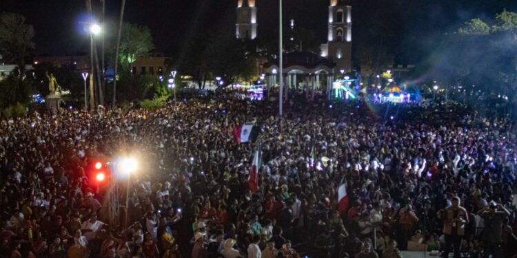 Preside Alcalde Mario López ceremonia del Grito de Independencia; miles reafirman amor por México