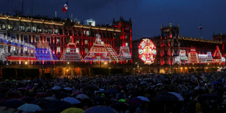 “Que muera la corrupción y que viva el amor”, el Grito de López Obrado en el Zócalo