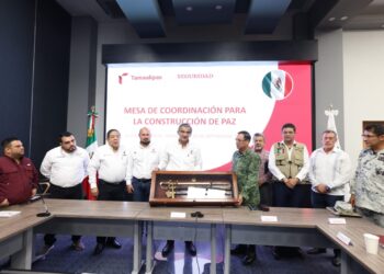 Mandos militares entregan a gobernador de Tamaulipas espada de mando de general