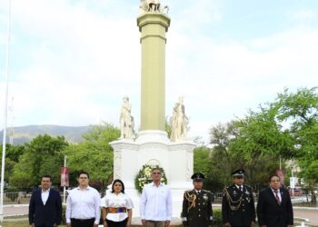 Deposita Gobernador ofrenda floral en honor a los héroes de la independencia