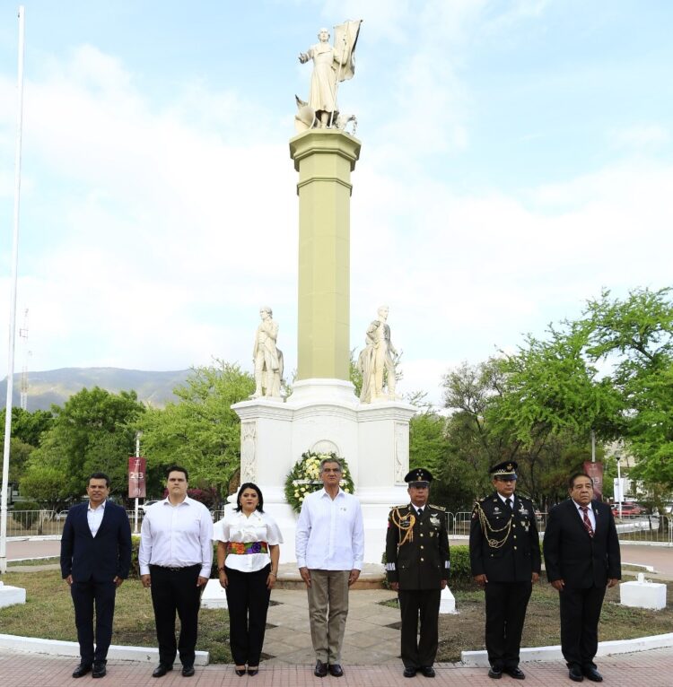 Deposita Gobernador ofrenda floral en honor a los héroes de la independencia
