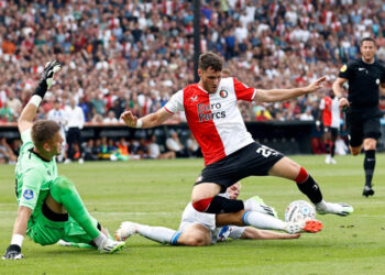 Santi Giménez, gol y asistencia en triunfo del Feyenoord