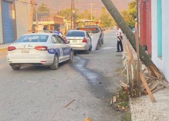 Ebrios chocan y derriban poste de TELMEX en 20 y 21 Conrado Castillo