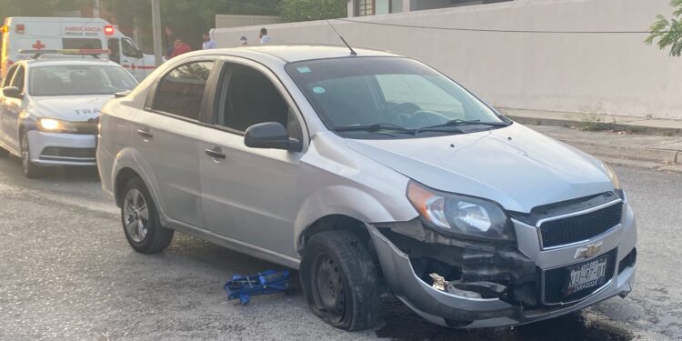 Ebrios chocan y derriban poste de TELMEX en 20 y 21 Conrado Castillo