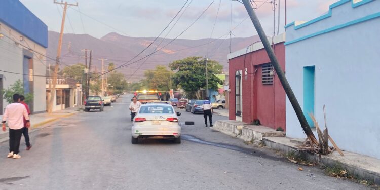 Ebrios chocan y derriban poste de TELMEX en 20 y 21 Conrado Castillo
