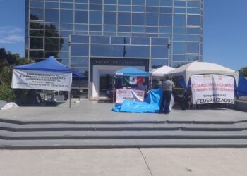 Maestros instalan plantón frente a Torre Administrativa de la SET