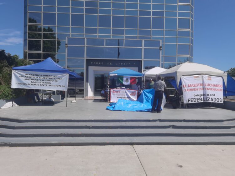 Maestros instalan plantón frente a Torre Administrativa de la SET