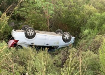 Mujer vuelca en su Aveo blanco en el libramiento “Naciones Unidas”