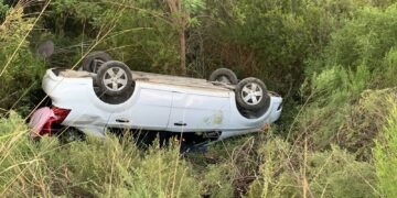 Mujer vuelca en su Aveo blanco en el libramiento “Naciones Unidas”