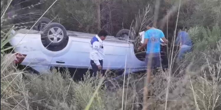 Mujer vuelca en su Aveo blanco en el libramiento “Naciones Unidas”