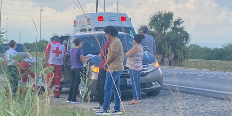Mujer vuelca en su Aveo blanco en el libramiento “Naciones Unidas”