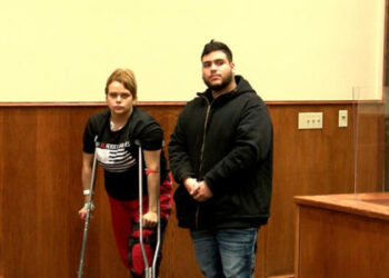 Era policía y agredió a civiles