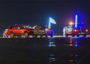 Familia y sus dos perros mueren intoxicados por dormir en un vehículo en playa