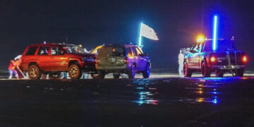 Familia y sus dos perros mueren intoxicados por dormir en un vehículo en playa