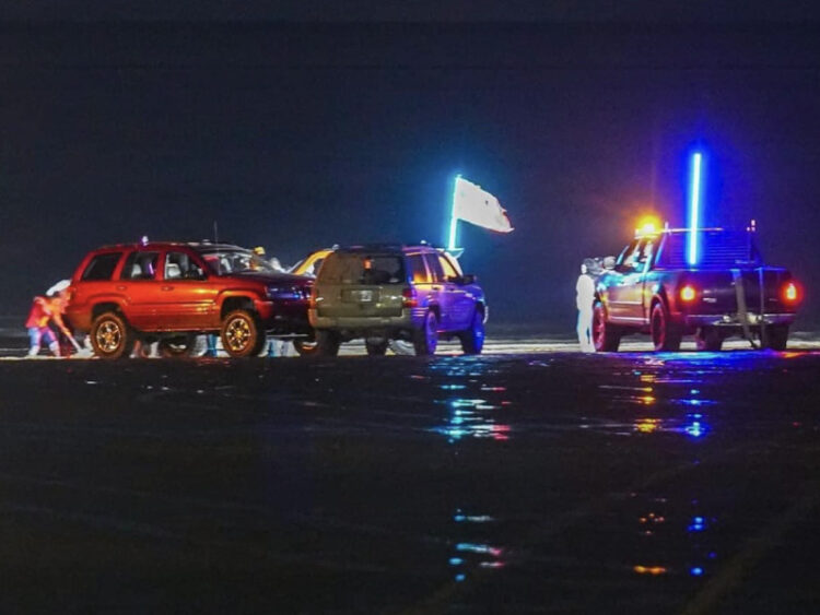 Familia y sus dos perros mueren intoxicados por dormir en un vehículo en playa