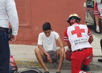 Familia se lesiona al chocar moto con camioneta