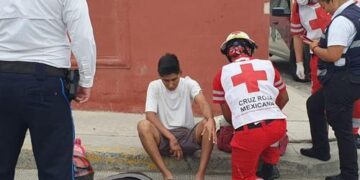 Familia se lesiona al chocar moto con camioneta