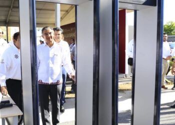 Entrega gobernador arcos detectores para reforzar seguridad en CEDES