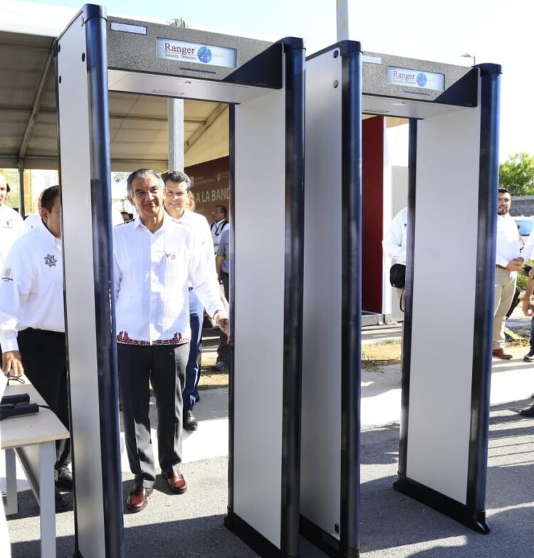 Entrega gobernador arcos detectores para reforzar seguridad en CEDES