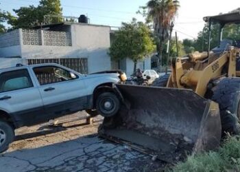 Ama de casa herida en choque de camioneta y retroexcavadora
