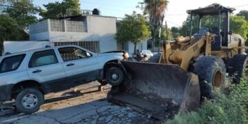 Ama de casa herida en choque de camioneta y retroexcavadora