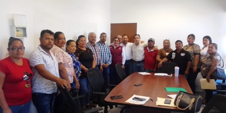 Se reúnen líderes pesqueros de zona del Puerto El Mezquital con funcionarios del ITAVU