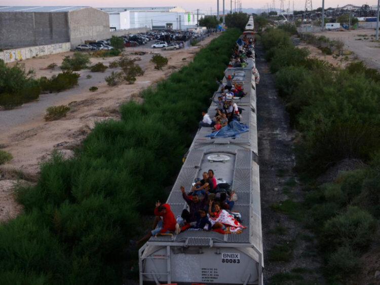 Ferromex suspende operación de 60 trenes de carga para evitar accidentes de migrantes