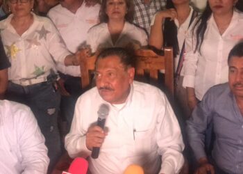 Arnulfo explica a maestros acuerdo y confirma regreso a clases este miércoles