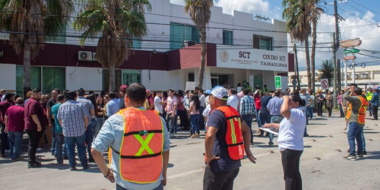 Celebran Día de Protección Civil con simulacro de desalojo en edificios públicos