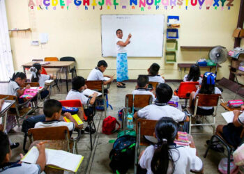 Ningún maestro va a ganar menos de 16 mil pesos mensuales: AMLO