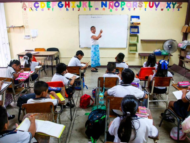 Ningún maestro va a ganar menos de 16 mil pesos mensuales: AMLO