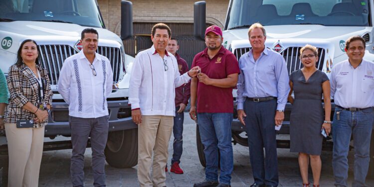 Suma Alcalde Mario López 15 camiones de redilas y dos compactadores a limpieza de Matamoros