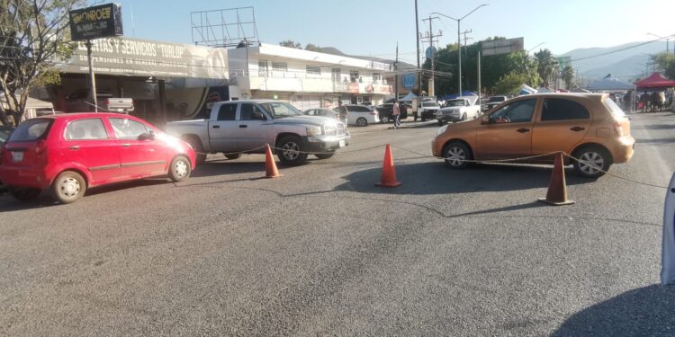 Cierran maestros la Calzada Tamatán