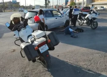 Mujer lesiona a motociclista en aparatoso choque