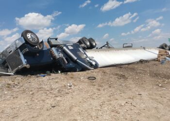 Vuelca tráiler con carga de camarón en el caracol de carretera a SLM