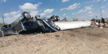 Vuelca tráiler con carga de camarón en el caracol de carretera a SLM