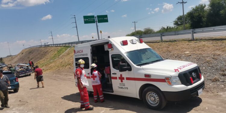 Vuelca tráiler con carga de camarón en el caracol de carretera a SLM