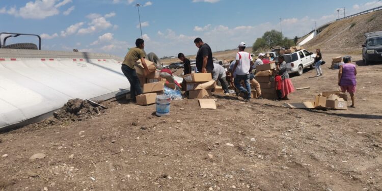 Vuelca tráiler con carga de camarón en el caracol de carretera a SLM