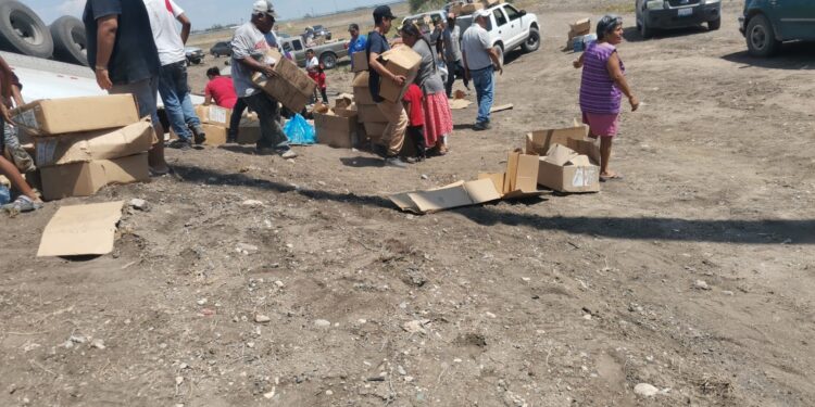 Vuelca tráiler con carga de camarón en el caracol de carretera a SLM