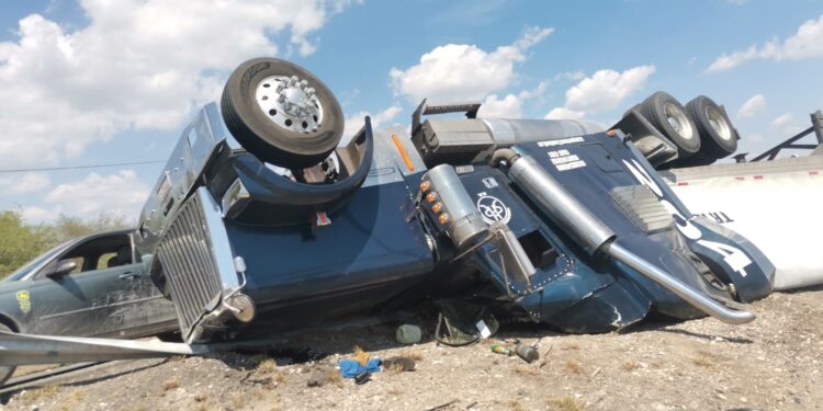 Vuelca tráiler con carga de camarón en el caracol de carretera a SLM