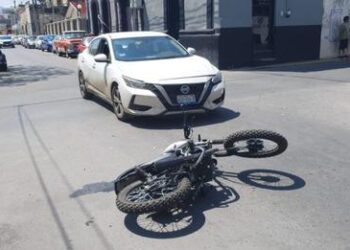 Motociclista herido al ser embestido por un automóvil
